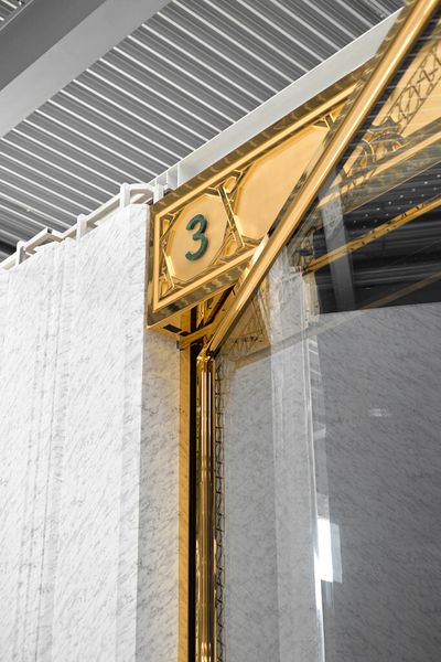Die auf Hochglanz polierten Edelstahlteile erhalten eine 3,5 µm dicke Schicht aus purem Gold. (Bild: SHW/Jan Walford)