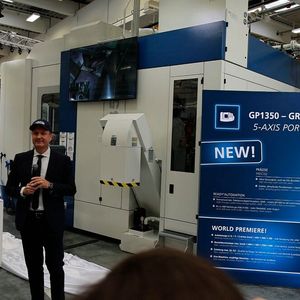 Mit besonderer Spannung erwarteten die Besucher die Premiere des neuen Portalbearbeitungszentrums GP1350. Diese Maschine markiert für Grob einen bedeutenden Schritt hin zu einem weiteren leistungsfähigen Maschionenkonzept. (Bild:  Maschinenmarkt/rw)