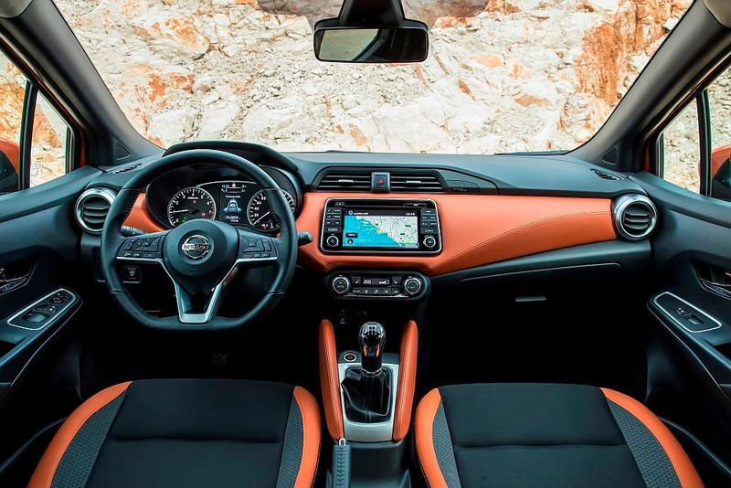 Das Cockpit besitzt noch klassische Rundinstrumente und lässt sich mit vielen farbigen Elementen auffrischen. (Nissan)