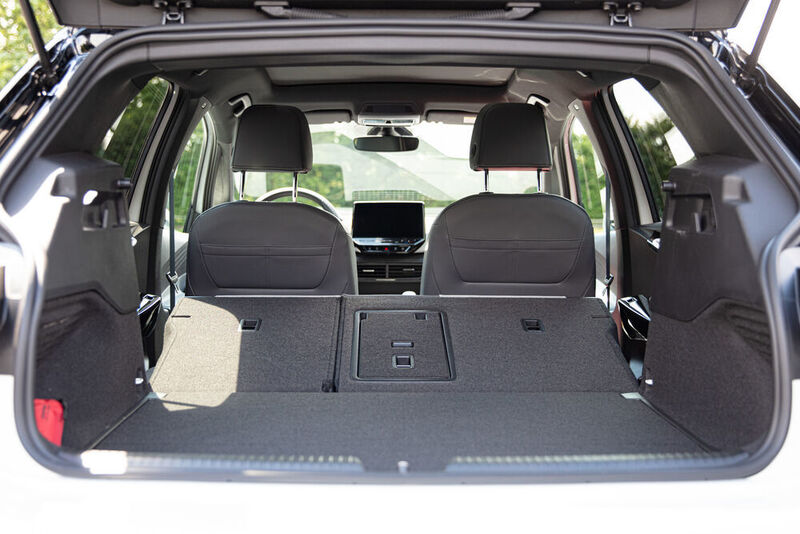 Der Kofferraum ist mit 385 Litern einen Hauch größer als beim alten König der Kompaktklasse. (VW)