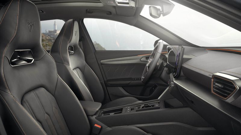 Mit Leder bezogene Schalensitze, wahlweise in Petrolblau und Schwarz erhältlich, sitzen tief im Fahrgastraum und erhöhen so das Raumangebot. (Auto-Medienportal.Net/Seat)