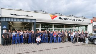 Das Bild zeigt nur rund 60 Prozent der Mitarbeiter. Vorn knieend Werner Frisch, links neben dem Hund Tochter Laura und Gattin Sieglinde. (Bild: Diehl – VCG)