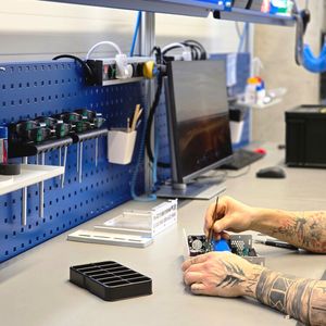 The first assembly workstations ensure fast delivery of Aerotech drives to the European market.(Image: Aerotech)