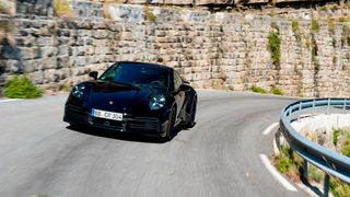 Anfang 2020 bringt Porsche den neuen 911 Turbo. In den Seealpen stellte das Modell bereits sein Können unter Beweis.  (Porsche)
