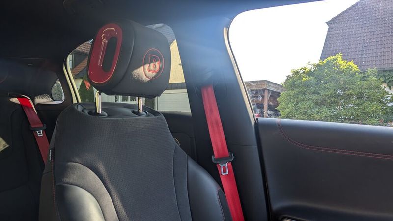 Die Brabus-Variante kommt unter anderem mit Sitzen in Wildlederoptik und roten Gurten. (Bild: Simon – VCG)