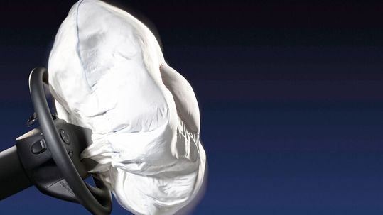 Bei einem Unfall entfaltet sich der Airbag innerhalb weniger Millisekunden.(Bild:  Daimler)