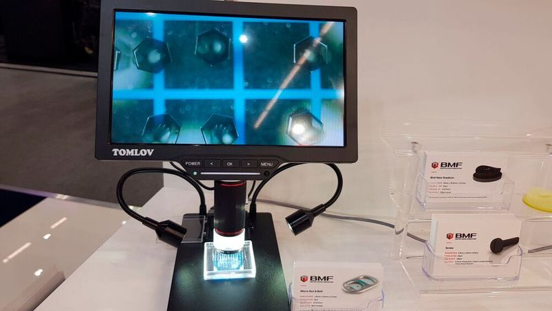 Boston Micro Fabrication (BMF) präsentierte erstmals seine 3D-Drucker der Micro-Arch-Serie. Sie beruhen auf der Projektions-Mikro-Stereolithografie (PµSL). Durch einen Lichtblitz wird hierbei die schnelle Photopolymerisation einer ganzen Schicht von Kunstharz ausgelöst. Auflösungen bis zu 2 Mikrometern und eine Maßstabstreue von +-10 Mikrometern sind möglich. Hier zu sehen: Mikroschrauben und Muttern.  (Bild: D.Quitter / VCG)