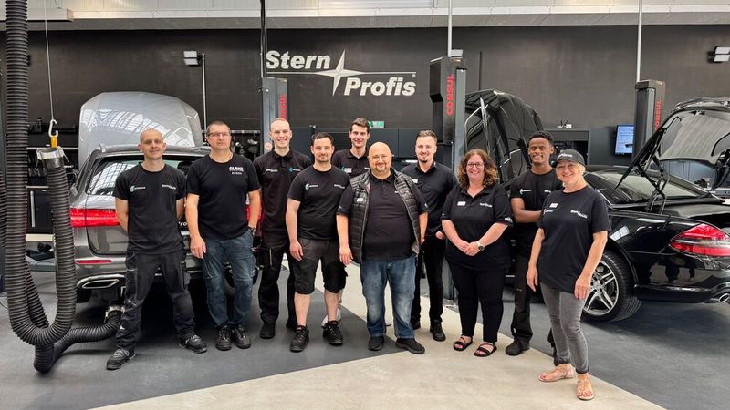 „Das zeichnet uns aus“, erklärt Caruso selbstbewusst. Es gebe nur einen Unterschied zum Vertragspartner: „Reine Garantiearbeiten können wir nicht durchführen – ansonsten bekommt der Kunde bei uns alles.“ Zwei Original-Mercedes-Diagnosesysteme, alle verfügbaren Programme und die gleiche technische Ausstattung wie beim Hersteller – nur eben in einer freien Werkstatt. (Bild: Schreiner – VCG)