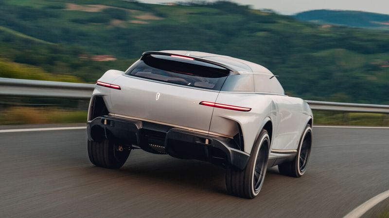 Riesenräder und schmale Leuchten prägen das Äußere des Konzeptautos. (Bild: Pininfarina)