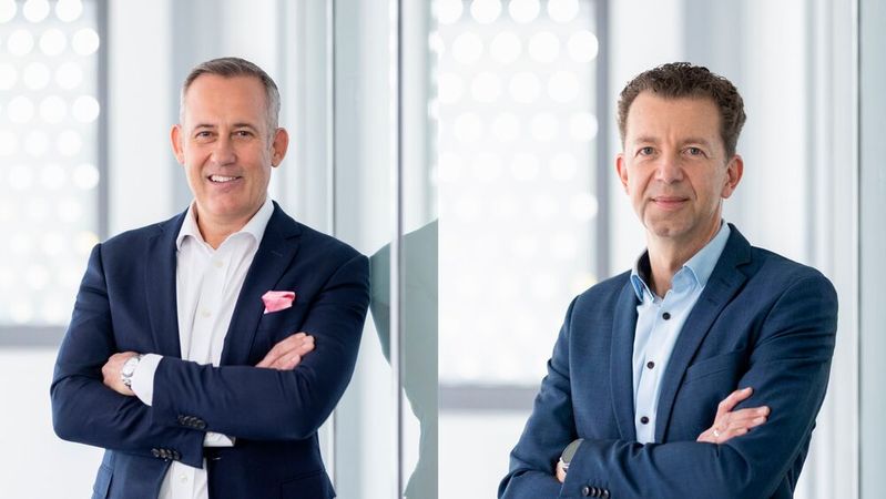 Anthony Bandmann (l.) ist ab 2026 neuer Vorstandschef der Volkswagen Financial Services. Er folgt auf Christian Dahlheim, der zum Autohändler und Mobilitätskonzern Pon in den Niederlanden wechselt.(Bild:  Volkswagen Financial Services)