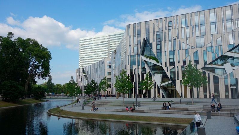 Der Kö-Bogen in Düsseldorf. Anfang Dezember findet die Vdi-Fachkonferenz in Düsseldorf statt.(Bild:  Dusseldorf /Evgenii Klebanov / CC BY 2.0)