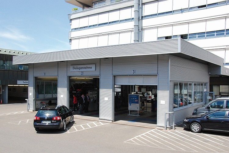 Die Dialogannahme ist in einer modernen Halle getrennt vom Hauptgebäude untergebracht. (Foto: Rosenow)