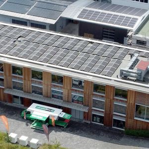 Nächster Halt Ludwigsburg: Der grüne Showtruck, ein mobiler Schulungsraum der Norelem Academy, parkt am Zedler-Institut und hat viele Anwendungsbeispiele zum Anfassen dabei. (Bild: Zedler-Institut/Norelem)