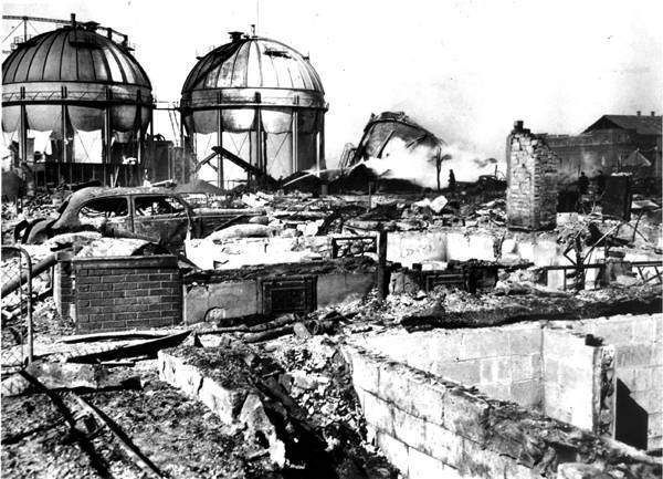 Explosionsschäden in Cleveland 1944:  Ungekühlt geht flüssiges Erdgas schnell in den gasförmigen Zustand über und ist dann in Verbindung mit Sauerstoff hochexplosiv, wie ein Unfall bei der East Ohio Gas Company in Cleveland im Jahr 1944 zeigt. Die Explosion eines Gastanks und das darauf folgende Feuer töteten 130 Menschen und zerstörten ganze Straßenzüge. (Archiv: Vogel Business Media)