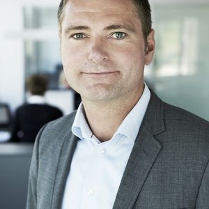 Thomas Visti, Vice President und Chief Commercial Officer: „Die Nachfrage nach dem UR10 ist bereits jetzt sehr groß. Im April 2012 starten wir die Serienfertigung und bieten unseren Kunden damit eine flexible Automationslösung mit mehr Traglast und Reichweite.“ 