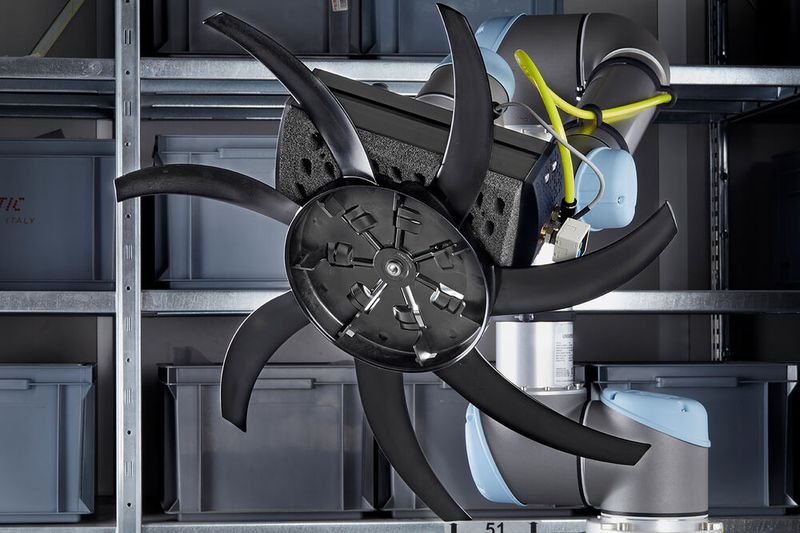 Auch wenn die zu greifenden Objekte nicht komplett ebene Flächen aufweisen, können Gimatic-Greifer sie dennoch prozesssicher aufnehmen und festhalten, wie hier, dieses Lüfterrad. (Bild: Gimatic)