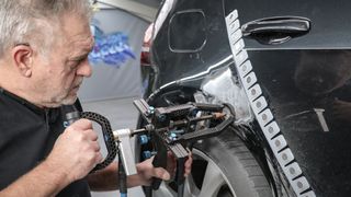 Mit dem CBR-System können Bleche kontrolliert und zügig gerichtet werden. (Bild: Carbon)