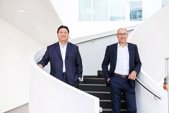 Grund zum Lächeln haben die Kuka-Vorstände Alexander Tan (CFO) und sein Kollege rechts daneben, der Kuka-CEO Peter Mohnen. Denn ihre Verträge wurden jetzt vorab verlängert. Den Grund dafür, erfahren Sie in nebenstehendem Beitrag.(Bild:  Kuka)