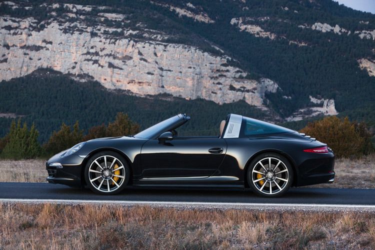 Auch die Motoren sind die gleichen: In der schwächeren Version Targa 4 arbeitet ein 3,4-Liter-Boxermotor mit 257 kW/350 PS, im Targa 4 S ein 3,8-Liter-Boxer mit 294 kW/400 PS.  (Foto: Porsche)