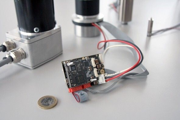 Mit Somaet können Entwickler von cyberphysischen Systemen verteilte Rechnersysteme konfigurieren, aufbauen und programmieren, bei denen die Aktorsteuerung, die Erfassung von Sensordaten und die breitbandige Datenverarbeitung vollständig integriert sind. (Bild: Synapticon)