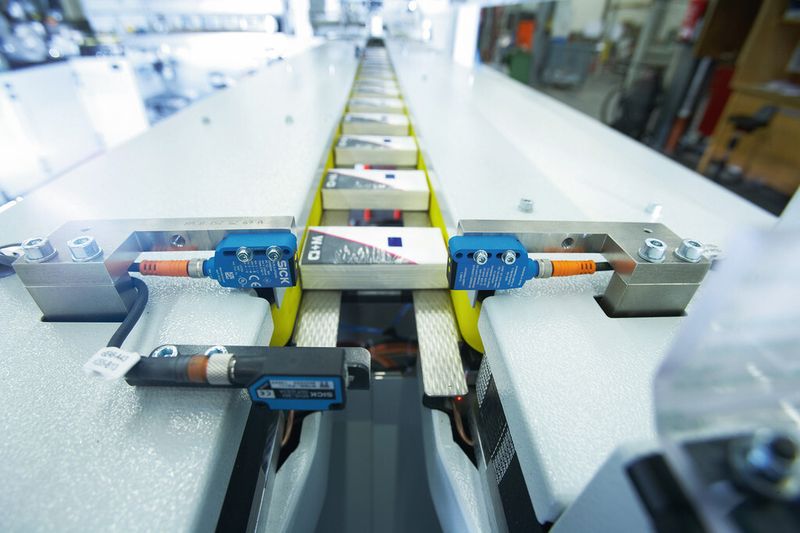 Die Prüfung der einwandfreien Versiegelung führen Lichtschranken vom Typ WL9G durch, die auf die Detektion transparenter Objekte und Materialien spezialisiert sind. (Bild: Sick)