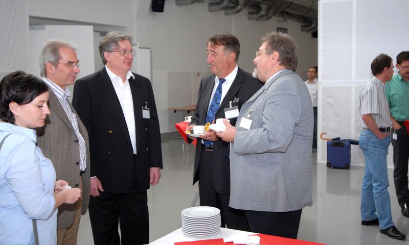 Pausenspräch: Karin Schlierenkämper, TQ Systems, und die Referenten Rainer Taube, TAUBE ELECTRONIC, Arnold Wiemers Leiterplatten Akademie, Dr. Albert Angstenberger, Taconic und Gerhard Gröner, FED (v.l.n.r.)  (Archiv: Vogel Business Media)