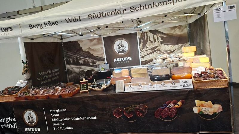 Und mitten drin, hier in Halle 7, wieder ein typischer Stand für eine Oldtimer- bzw. Fahrzeugmesse. (Bild: Dominsky – VCG)