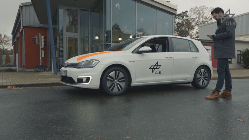 Mittels App schickt der Fahrer das Auto zum Einparken. (Bild: DLR)