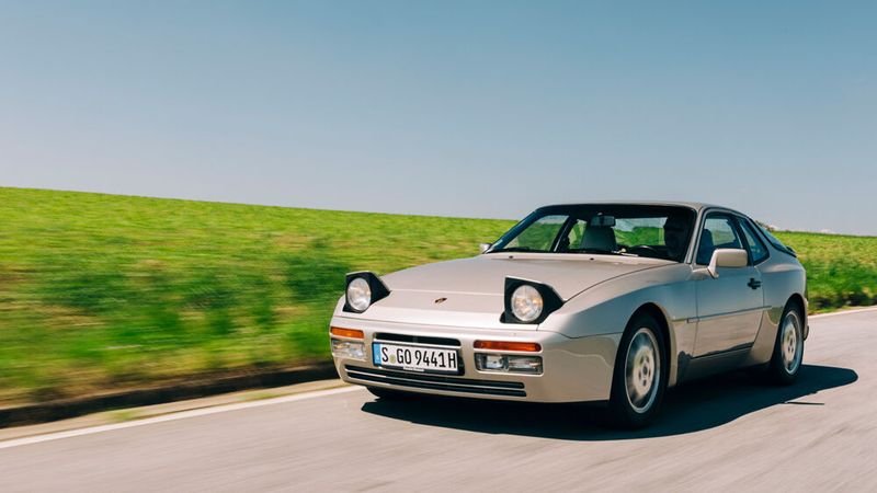 Der Porsche 944 wurde auf Basis des 924 Carrera entwickelt und 1982 eingeführt. In Preis und Leistung platzierte Porsche den Porsche 944 zwischen dem am kräftigsten motorisierten Porsche 924 und dem Porsche 911. Statt des Audi-Motors aus dem Porsche 924 erhielt der 944 von Beginn an einen neuen, durch Porsche selbst entwickelten Vierzylindermotor, der quasi ein halber V8 des 928 war. (Bild: Porsche)