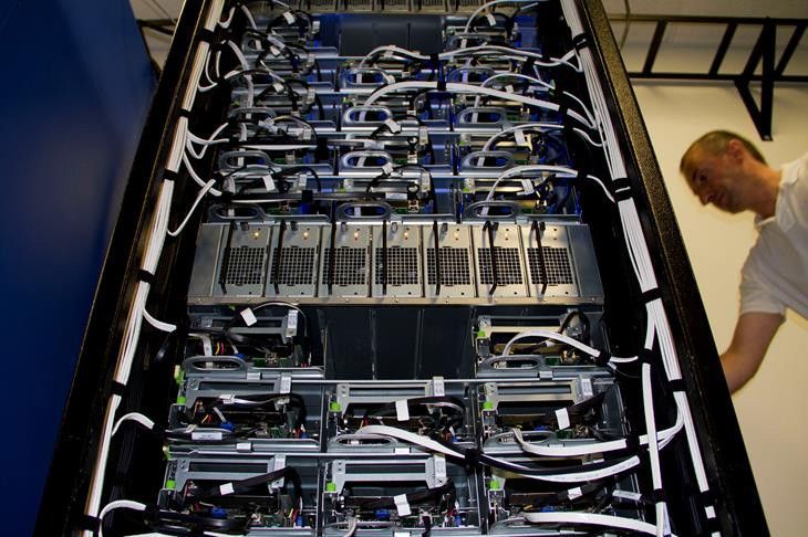 In einem der Facebook-Rechenzentren: ein offenes Server-Rack (Bild: Facebook)