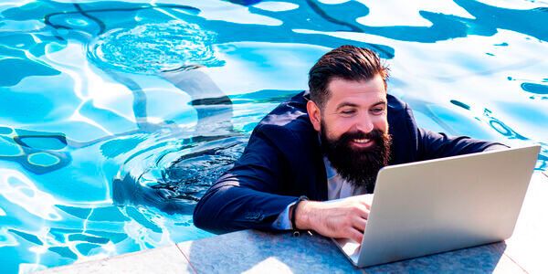 Wie lässt es sich bei sommerlichen Temperaturen im Büro aushalten? Wir geben Tipps. (Bild:  ©Volodymyr - stock.adobe.com)