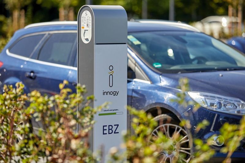 Die Innogy-Ladesäulen sind an das Gebäudemanagementsystem angebunden, um Ladezustände und die Energienutzung dauerhaft zu überwachen. (Phoenix Contact)