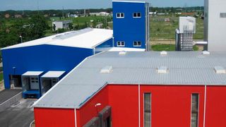 Die neue Anlage am Standort Elsteraue kann mehr als 10.000 Tonnen Wachsemulsionen auf Wasserbasis und Spezialadditive wie Pulverentschäumer pro Jahr produzieren.  (Bild: Münzing)