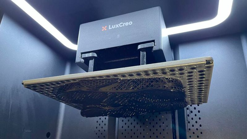 Die patentierte LEAP-Technologie von Lux Creo erzeugt eine Gitterstruktur, die dem Fuß großen Halt bietet.(Bild:  LuxCreo)