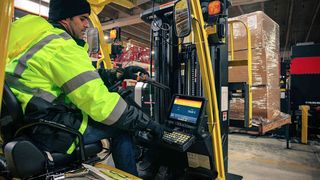 Staplerarbeit im Tiefkühllager: Die neuen Zebra-Tablets können dank koppelbarem Reibungsscharnier im Handumdrehen von einem „Stapler-Tablet“ in einen Laptop für Büro oder Außendienst verwandelt werden. (Bild: Zebra)