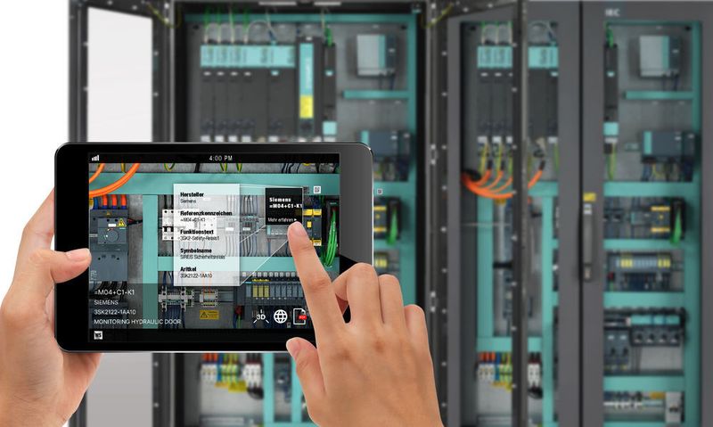 Mit der Augmented-Reality-App von WSCAD können Instandhalter und Techniker mit dem Smartphone oder Tablet die Komponenten im Schaltschrank anvisieren und sofort wissen, was man vor sich hat.  (WSCAD)