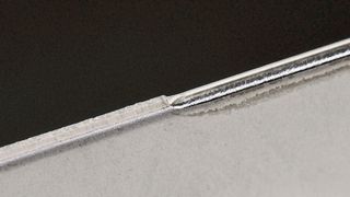 Beim Laserentgraten bilden sich glatte, runde Kanten, die sowohl Schnittverletzungen als auch Kabel- und Oberflächenbeschädigungen vorbeugen. (Bild: Fraunhofer-ILT)