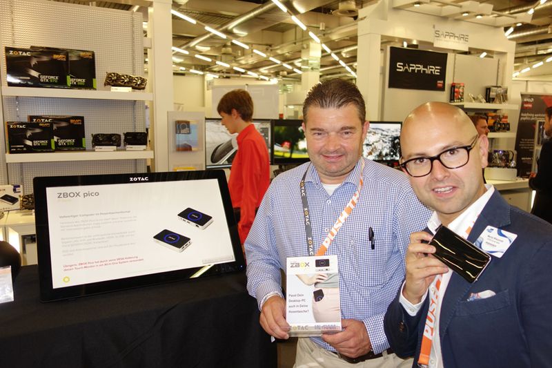 Kleiner als ein Handy: Christian Haselbeck (l.) und Maciej Wieczorek, ZOTAC, präsentierten den kleinsten Allround-PC. (Bild: IT-BUSINESS)