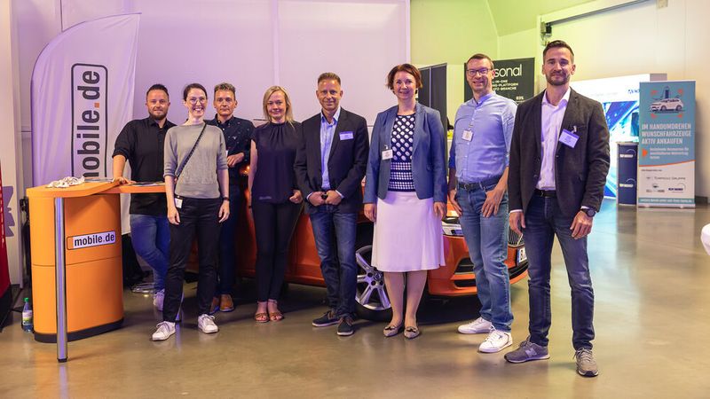 Mit Spaß dabei: das Team von Mobile.de.  (Bild: Stefan Bausewein)