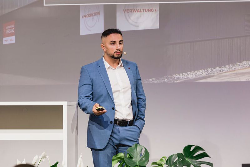 Wie gelingt die Förderung von feststoffbeladenen,korrosiven und abrasiven Medien? Massi Saber, Head of Competence Center bei Habermann Aurum Pumpen, sagt: Mit Werkstoffexpertise, Betriebsknow-How und einer Kreiselpumpe. (Bild: Stefan Bausewein)