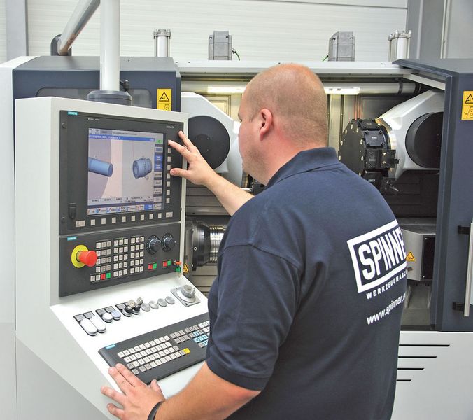 Bei der Fertigung großer Serien sind optimale Bearbeitungsabläufe entscheidend. Dementsprechend werden die Programme für die Spinner TTS primär im Programguide geschrieben. (Bild: Siemens)