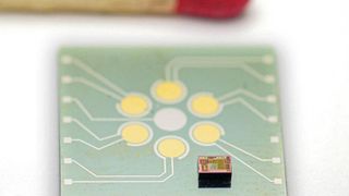 Chemischer Sensor, im Hintergrund ein Streichholz zum Größenvergleich (Fraunhofer IIS/ Udo Rink)