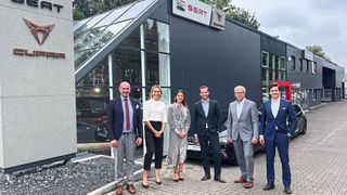 Die Senger-Gruppe übernimmt Wenger & Parschau. Im Bild: (v.l.) André Bramsiepe (Senger-Gruppe, Bielefeld), Stefanie Senger (Geschäftsführerin Senger-Gruppe), Jessica Wenger (bisher Geschäftsführerin Wenger & Parschau), Jörg Senger (Geschäftsführer Senger-Gruppe), Michael Hemelt (Geschäftsführer Egon Senger SE) und Claus Plischek (Geschäftsführer Senger-Gruppe). (Bild: Auto Senger)