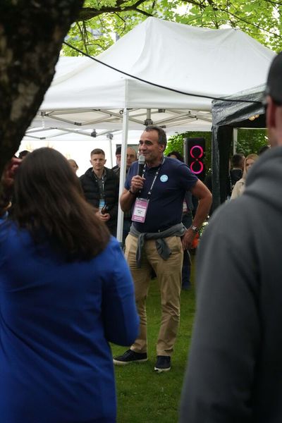 Marcus Adä eröffnet die Summer Networks 2024. Auch in diesem Jahr stand angeregter Austausch im Mittelpunkt des sommerlichen Branchentreffs von Exclusive Networks. Insgesamt mehr als 140 Teilnehmer, davon allein über 100 Partner, folgten der Einladung des Distributors zu den Summer Networks am Standort München, knüpften neue Kontakte, vertiefen bewährte und genossen gemeinsam den Juliabend – ungetrübt vom sehr wechselhaften Sommerwetter. (Bild: Exclusive Networks)