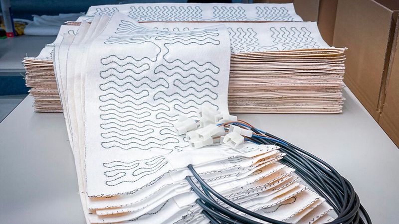 Unter intelligenten Textilien werden oftmals solche wie im Bild verstanden, die etwa vom Textilienspezialisten Embro für Sitzheizungen in Fahrzeugen hergestellt werden. Dass auf dem Feld der intelligenten Textilien noch viel mehr möglich sein könnte, zeigen Forscher immer wieder. (Bild: Embro Tech)