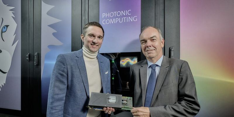 Leibniz-Rechenzentrum rechnet jetzt auch mit Licht: Der photonische KI-Rechner von Q.ANT ging im Juli 2025 am Leibniz-Rechenzentrum (LRZ) in Betrieb. Dr. Michael Förtsch (l.), Gründer und CEO von Q.ANT, und Prof. Dr. Dieter Kranzlmüller (r.), Vorsitzender des Direktoriums des LRZ.(Bild:  Q.ANT)