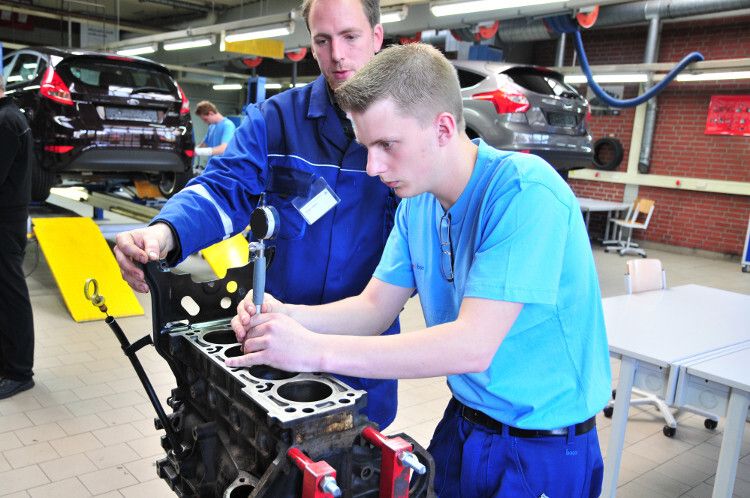 André Kummerfeldt aus Schleswig-Holstein beim Vermessen eines Motors. (Foto: Schmidt)