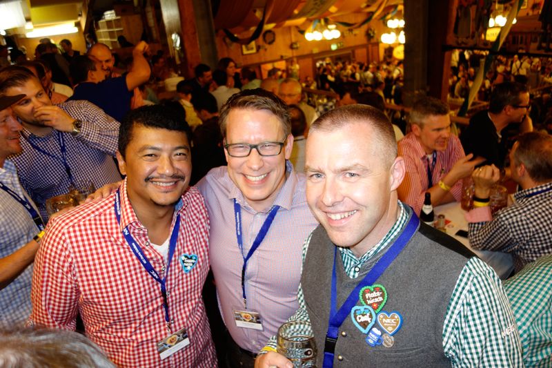 (v. l.) Alex Bormann, Bechtle, Daniel Baumeler, MobilePro, mit Sascha Stützer, NEC (Bild: IT-BUSINESS)