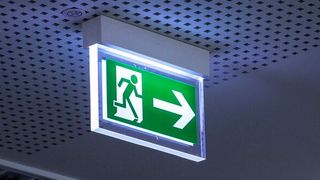 Die statische Fluchtwegelenkung durch Fluchtwegeschilder und -pläne weist in Brand-Situationen gewisse Nachteile auf. (Bild: gemeinfrei)