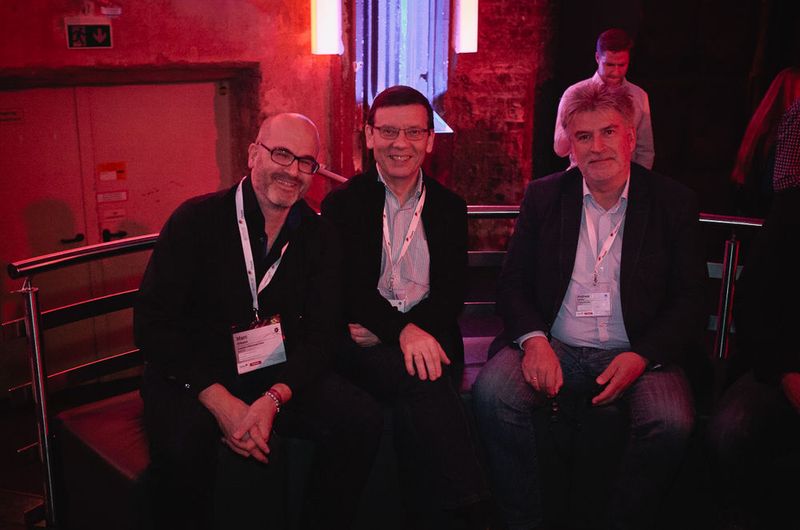 In warmes Licht getaucht (v. l.): Marc Wilhelmi (integrate-it Netzwerke GmbH ), Gerald Gruhl ( pdv-systeme Sachsen GmbH ) und Andreas Lemcke ( PI Informatik GmbH) (Astrid Piethan)